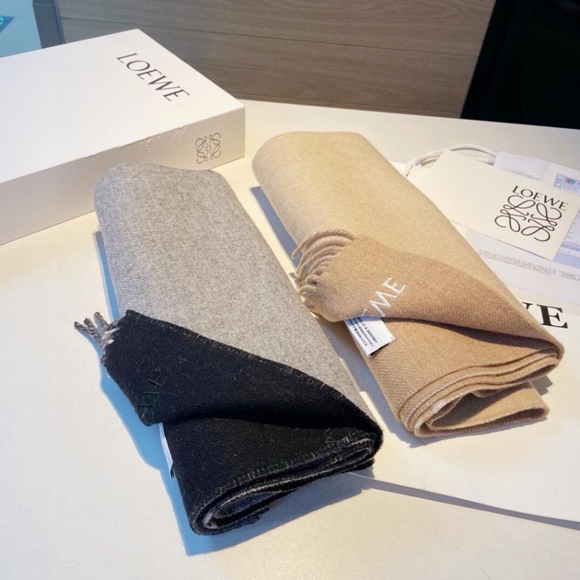 LOEWE's new cashmere and wool blended jacquard scarf - Picture 6 of 9